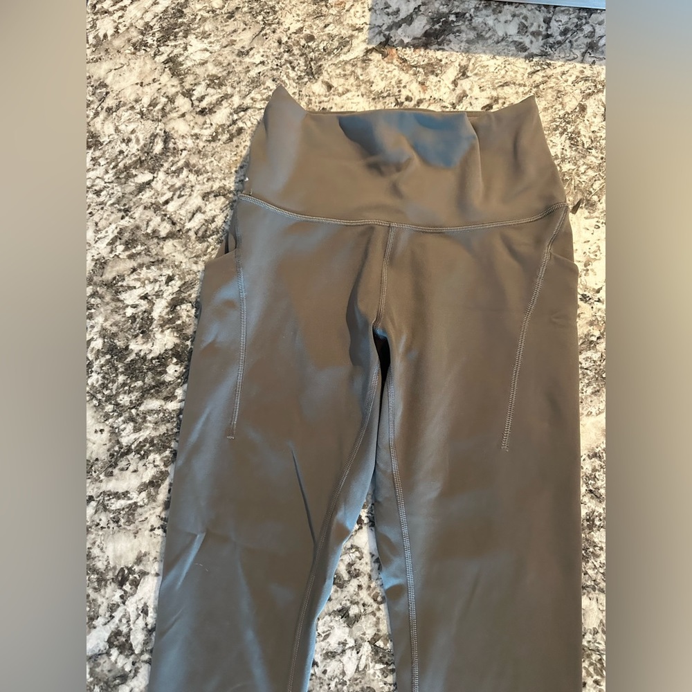Lululemon leggings Sz 6 with phone pocket
